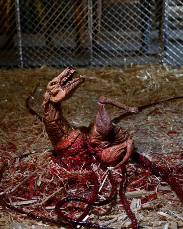 x_neca04905_f The Thing Actionfigur Thing Dog Creature Ultimate Deluxe 18 cm